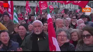 Manifestazione Firenze, la banda sul palco suona "Bella ciao", la folla in piazza canta