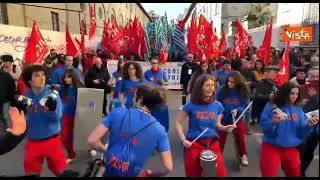 Manifestazione Firenze, il suono dei tamburi accompagna il corteo degli studenti