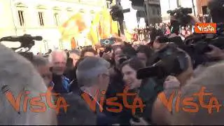 La pacca sulla spalla di Schlein a Conte a Firenze