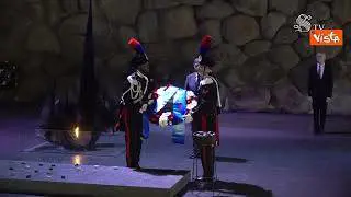 La Russa depone una corona allo Yad Vashem, nel corso della sua visita in Israele