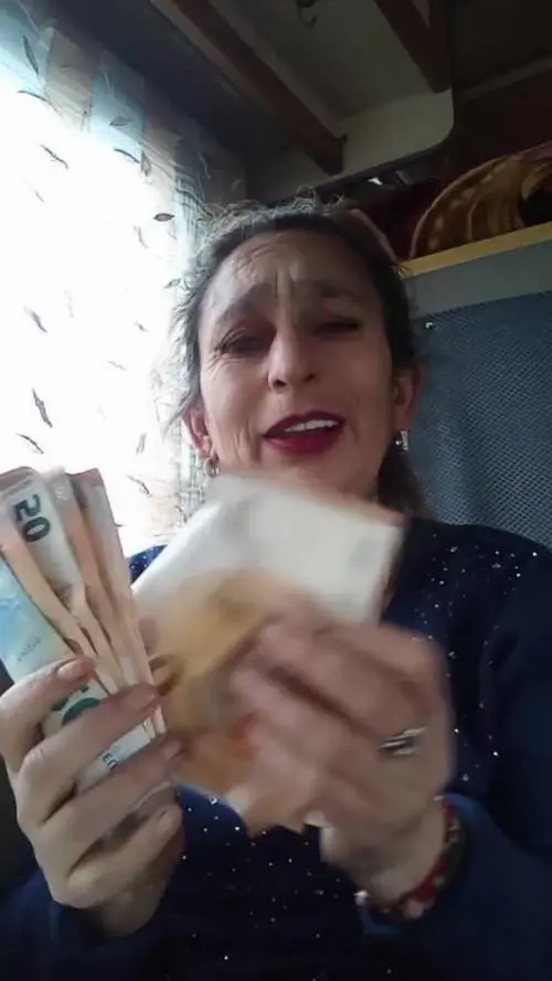 Così la borseggiatrice prende in giro le vittime dopo il furto