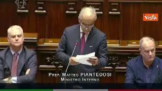 Piantedosi: Governo ha riportato tema migranti al centro. Dall'Aula urlano "Vergognati"