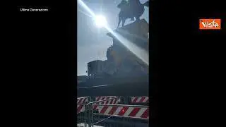 Imbrattato il monumento di Vittorio Emanuele II a Milano dagli ambientalisti