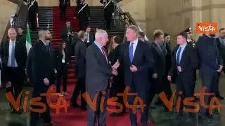 La stretta di mano tra Benjamin Netanyahu e il Ministro Adolfo Urso, le immagini