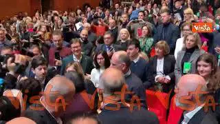 Assemblea Nazionale PD, l'arrivo e l'abbraccio di Elly Schlein con Bonaccini e Letta