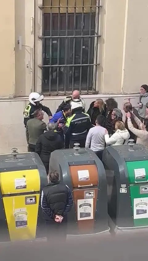Il corriere parcheggia in divieto di sosta: la reazione degli agenti