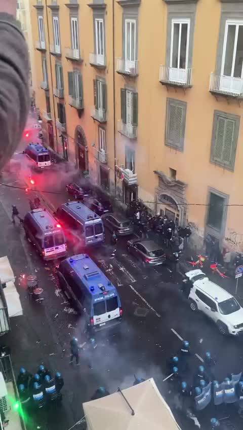 Scontri tra ultrà e polizia a Napoli