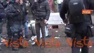 Napoli-Eintracht, guerriglia nel centro storico partenopeo. Le immagini dei detriti dopo gli scontri