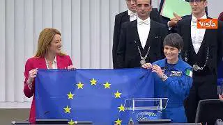 Cristoforetti al Parlamento Ue consegna la bandiera che è stata sull'Iss