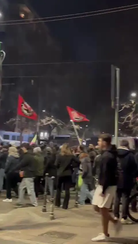 Corteo per Dax a Milano: in 500 in ricordo dell’esponente dei centri sociali