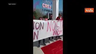 La protesta con i peluche "accoglie" Meloni al congresso Cgil di Rimini
