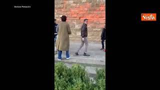 Blitz ambientalisti con vernice su Palazzo Vecchio, Nardella blocca vandalo: "Che c*zzo fai?"