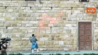Ambientalisti imbrattano Palazzo Vecchio a Firenze, il sindaco Nardella li blocca