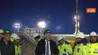 La nave rigassificatrice Golar Tundra a Piombino, le immagini