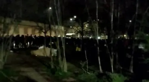 Lunghe file di richiedenti asilo in via Cagni