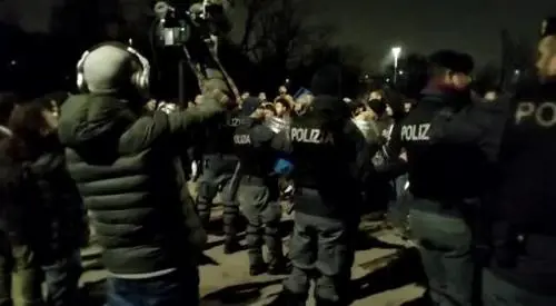 Richiedenti asilo cercano di saltare la fila ma vengono respinti dalla polizia
