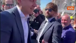 Conte a piazza della Repubblica per manifestazione esodati Superbonus. Accolto da cori e applausi