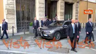 L'uscita di Giorgia Meloni dal Senato, tra gli applausi dei turisti e dei passanti