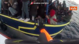 Guardia Costiera soccorre peschereccio con a bordo centinaia di migranti, le immagini