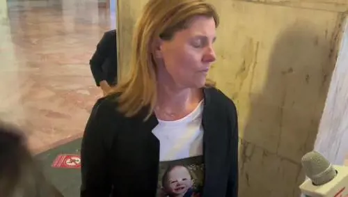 Viviana Pifferi in aula con la foto di Diana: “Aveva il diritto di vivere”
