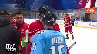 Il Presidente bielorusso Lukashenko gioca a Hockey sul ghiaccio