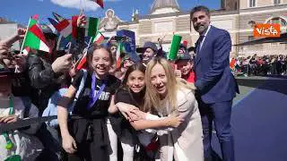 "Vi assumo". Meloni scherza coi bambini che gridano il suo nome