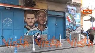 Scudetto Napoli, ecco gli addobbi nel centro storico. Bandiere e nastri azzurri tra i vicoli