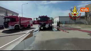 Incendio in azienda chimica a Novara, le operazioni di spegnimento dei Vigili del Fuoco