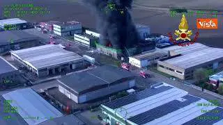 Incendio in azienda chimica a Novara, ecco l'enorme nube di fumo visibile da diversi chilometri