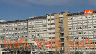 Papa Francesco lascia l'ospedale domani, le immagini del Policlinico Gemelli