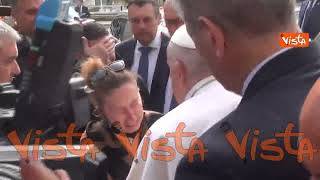 Papa Francesco esce dall'ospedale e abbraccia una coppia che ha perso la figlia