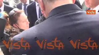 Papa Francesco lascia l'ospedale e saluta: A domani!