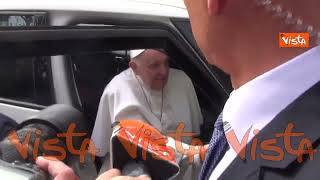 Papa Francesco lascia l'ospedale: Sto bene, sono ancora vivo
