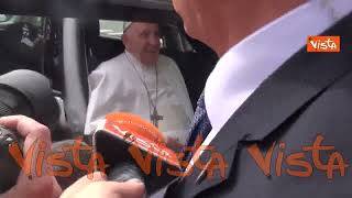 Papa Francesco lascia l'ospedale, le immagini