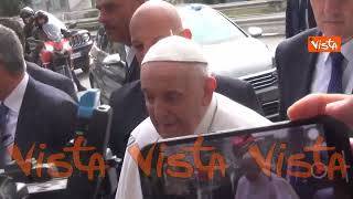 Papa Francesco lascia l'ospedale: Sono ancora vivo, domani celebro messa. Ecco cosa ha detto
