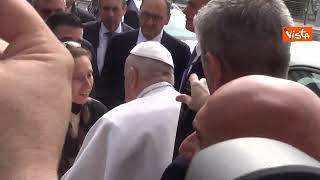 Papa Francesco esce dall'ospedale, l'abbraccio commosso con due genitori che hanno perso la figlia