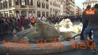 Blitz degli ambientalisti alla Barcaccia di Roma, le operazioni di pulizia