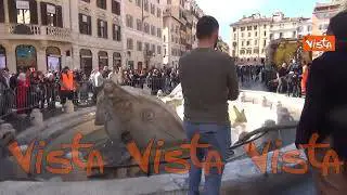 Blitz degli ambientalisti alla Barcaccia di Roma, le operazioni di pulizia