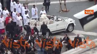 Papa Francesco in piazza San Pietro in papamobile per le celebrazioni della Domenica delle Palme