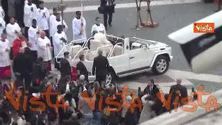 Papa Francesco in piazza San Pietro in papamobile per le celebrazioni della Domenica delle Palme