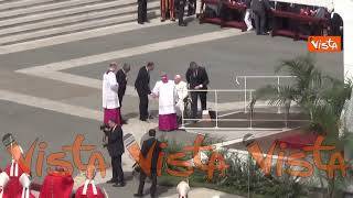 Papa Francesco, in sedia a rotelle, saluta i cardinali