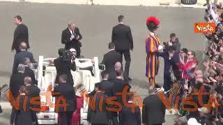 Papa Francesco acclamato dai fedeli, riceve in dono un mazzo di fiori