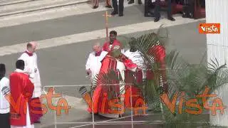 Papa Francesco indossa i paramenti per la messa della Domenica delle Palme