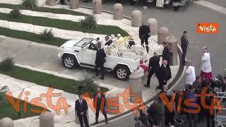 Papa Francesco raggiunge l'altare per la messa della Domenica delle Palme in papamobile