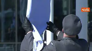 La bandiera della Finlandia issata alla Nato