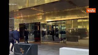Donald Trump a New York, il momento in cui saluta ed entra nella Trump Tower