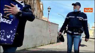 La Polizia consegna uova di di Pasqua ai piccoli pazienti del San Camillo e dell'Umberto I
