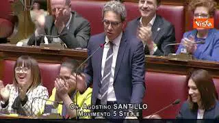 Superbonus, Movimento 5 Stelle mostra caschi da cantiere alla Camera