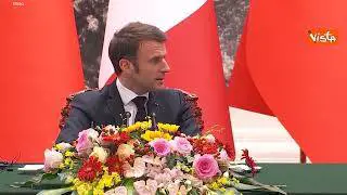 Macron in Cina, la stretta di mano con Xi Jinping