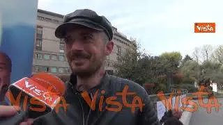 "Forza Silvio", lo striscione davanti al San Raffaele per Berlusconi